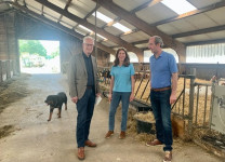 René Westra, VVD Provinciale Staten, met Vivienne en Jasper Huetink, eigenaren/melkveehouders van boerderij De Halve Welle.