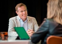 Willem Buunk tijdens een interview